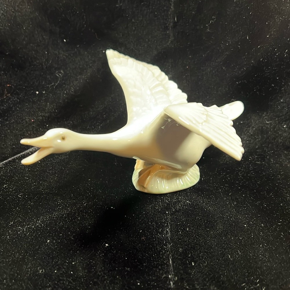 Lladro #1264 Flying Duck